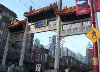 バンクーバー・チャイナタウンのイベントでアジア系3人刺傷、容疑者は過去の殺人で責任能力なしと判断