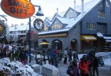 ウィスラー在住者は12日からワクチン接種が可能に 朝はリフトに並ぶ人の列がビレッジの中まで達する © 野口英夫