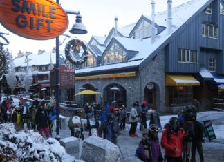 ウィスラー在住者は12日からワクチン接種が可能に 朝はリフトに並ぶ人の列がビレッジの中まで達する © 野口英夫