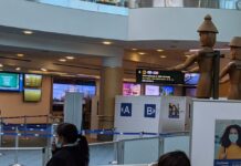 8月9日から!アメリカからのワクチン接種完了者の入国規制緩和の詳細 バンクーバー空港のロビー。Photo by ©︎the Vancouver Shinpo