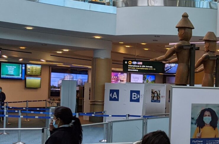 カナダ入国空港での新型コロナ検査再開 バンクーバー空港のロビー。Photo by ©︎the Vancouver Shinpo