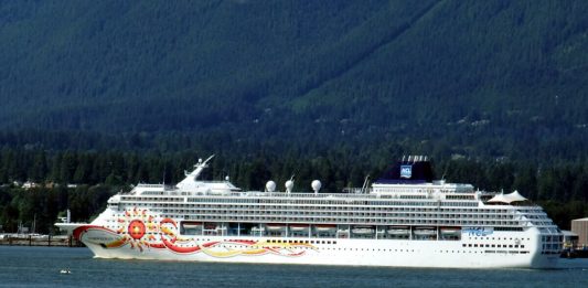 大型クルーズ船の入港禁止期間を延長、経済的打撃は避けられず Alaska cruise ship by © The Vancouver Shinpo