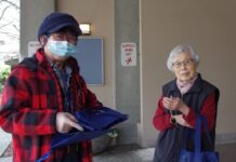 日本の家庭の味をシニアに! 隣組ランチプログラム 利用者にお弁当を届ける茂泉さん ©The Vancouver Shinpo