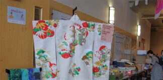 日系文化センター・博物館で古本市とミニマーケット(更新) 打掛も販売 ©The Vancouver Shinpo