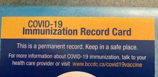 カナダから日本への入国、ワクチン接種済みなら隔離期間短縮 BCで接種を受けると渡されるカード ©Vancouver Shinpo