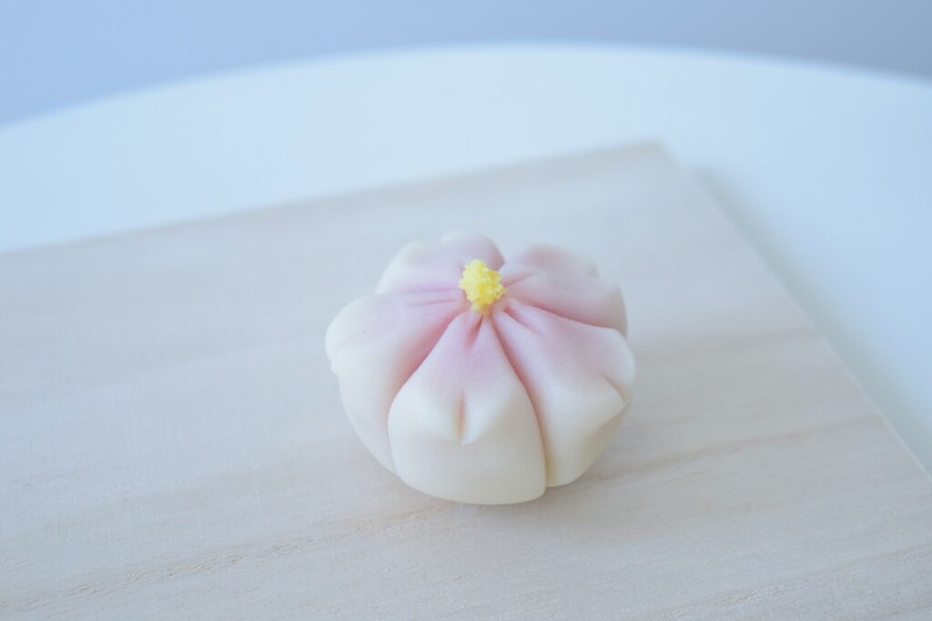繊細な美しの和菓子 ©Misae Ogishima