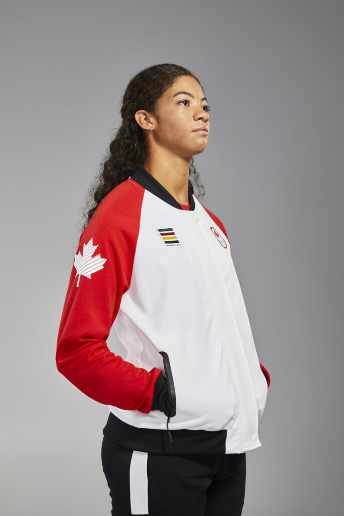 表彰式で着用するカナダ代表公式ユニフォームのSarah Douglas選手（セーリング）。Photo: Finn O’Hara/Team Canada、Photo courtesy of The Canadian Olympics Committee