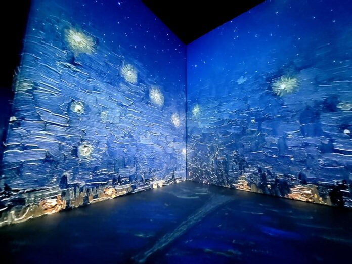 壁面いっぱい、そして床まで駆使して、ゴッホの世界観を表現 ©The Vancouver Shinpo