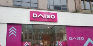 ダイソー直営店に連日行列 オープン後、連日行列のダイソーカナダ店 ©The Vancouver Shinpo