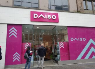 ダイソー直営店に連日行列 オープン後、連日行列のダイソーカナダ店 ©The Vancouver Shinpo