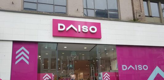 ダイソー直営店に連日行列 オープン後、連日行列のダイソーカナダ店 ©The Vancouver Shinpo