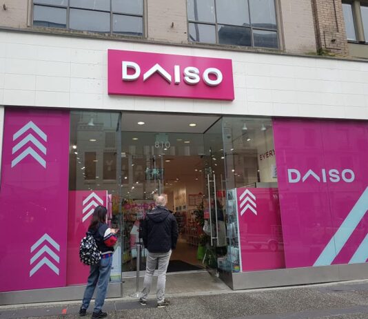 ダイソー直営店に連日行列 オープン後、連日行列のダイソーカナダ店 ©The Vancouver Shinpo