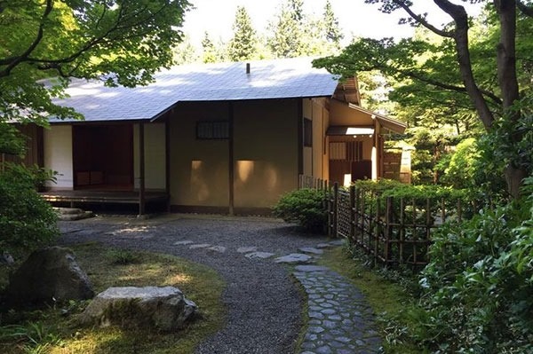 新渡戸稲造記念庭園内にある茶室「一望庵」Photo © コナともこ