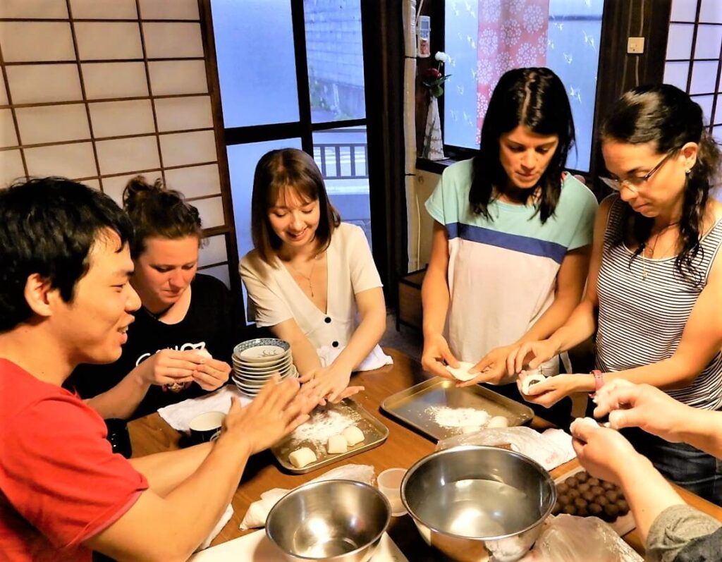 「季節の和菓子作り体験　Photo © Guest House Pongyi」