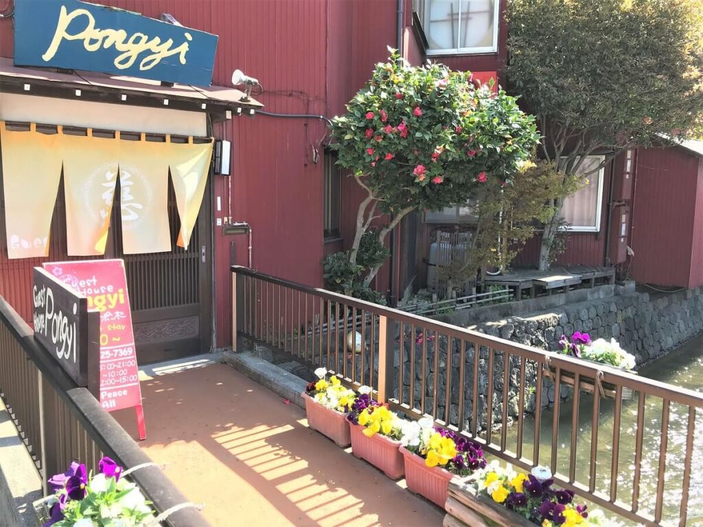 金沢で最初のゲストハウスとして2009年にオープンしたポンギー。築140年の元呉服屋を改装した小さな宿　Photo © Guest House Pongyi