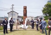 友好の絆、トーテムポールが和歌山でお披露目 髙井氏や籔内美和子町長らが幕を引いた除幕式。(写真提供:Tomoyo_Artworks)