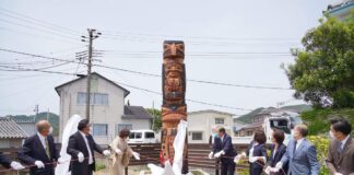 友好の絆、トーテムポールが和歌山でお披露目 髙井氏や籔内美和子町長らが幕を引いた除幕式。(写真提供:Tomoyo_Artworks)