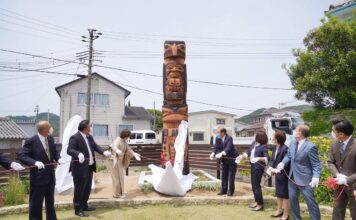 友好の絆、トーテムポールが和歌山でお披露目 髙井氏や籔内美和子町長らが幕を引いた除幕式。(写真提供:Tomoyo_Artworks)