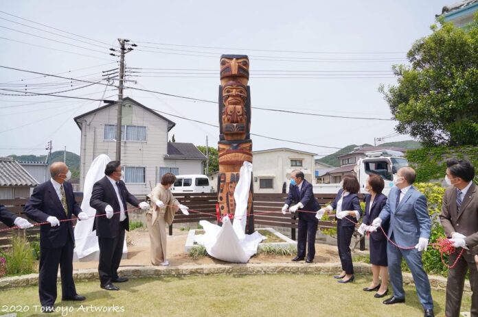 髙井氏や籔内美和子町長らが幕を引いた除幕式。（写真提供：Tomoyo_Artworks）