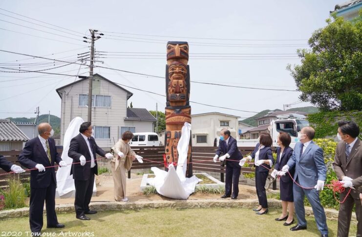 友好の絆、トーテムポールが和歌山でお披露目 髙井氏や籔内美和子町長らが幕を引いた除幕式。(写真提供:Tomoyo_Artworks)