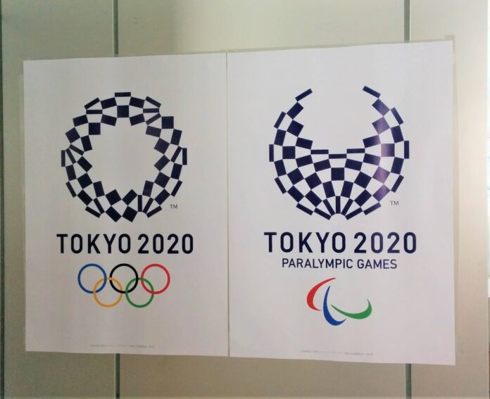 東京オリンピック・パラリンピックのポスター。2016年9月東京都庁。Photo by © The Vancouver Shinpo