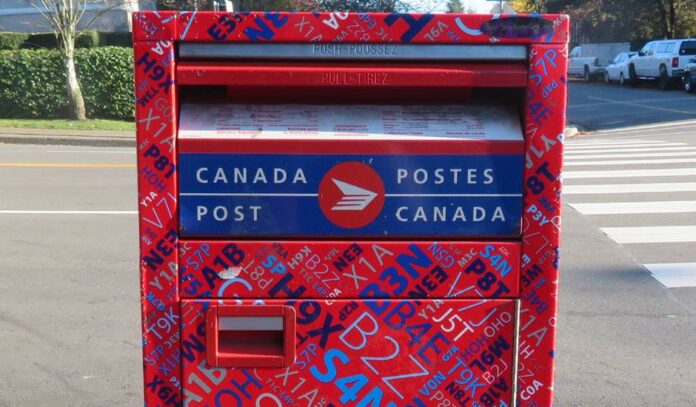 カナダポストの郵便ポスト。Photo by ©︎ The Vancouver Shinpo