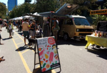新鮮な季節の野菜や果物などが手に入る! ファーマーズマーケット Farmers Market down town Vancouver, B.C. Photo by Pacific Walkers