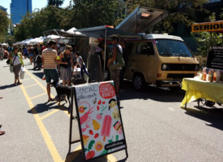 ファーマーズマーケットの季節到来! Farmers Market down town Vancouver, B.C. Photo by Pacific Walkers