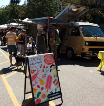 新鮮な季節の野菜や果物などが手に入る! ファーマーズマーケット Farmers Market down town Vancouver, B.C. Photo by Pacific Walkers