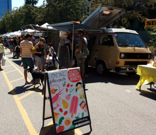 ハロウィンイベント満載の10月までのイベント Farmers Market down town Vancouver, B.C. Photo by Pacific Walkers