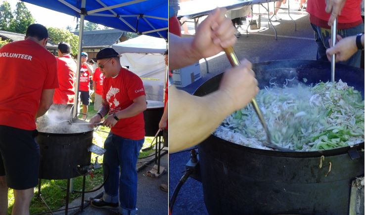 サーモンフェスティバルで焼きそばを調理するボランティア。Photo courtesy of Joanne Nicholson