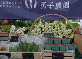 日系文化センター・博物館のファーマーズマーケット「産地直送」、7月のラインナップ Brave Child Farmのおかめホウレンソウ、青梗菜、葉ニンニクなどを販売。©The Vancouver Shinpo
