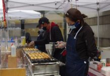 日系文化センター・博物館のファーマーズマーケット(9月) 人気のたこ焼き。©The Vancouver Shinpo