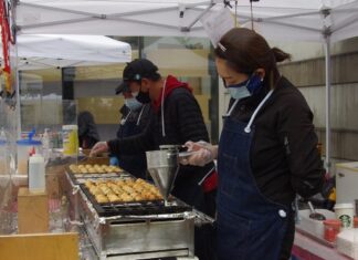 日系文化センター・博物館のファーマーズマーケット(9月) 人気のたこ焼き。©The Vancouver Shinpo