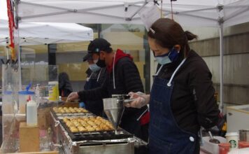 日系文化センター・博物館のファーマーズマーケット(9月) 人気のたこ焼き。©The Vancouver Shinpo