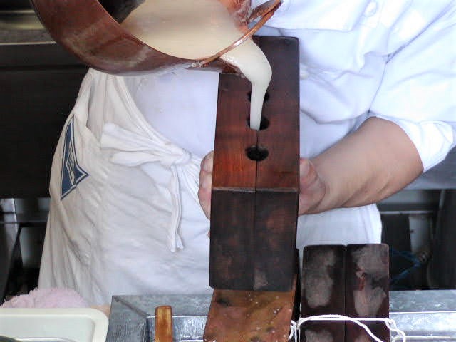 「金花糖」は専用の木型に砂糖を流し込んで作ります。Photo courtesy of Guest House Pongyi