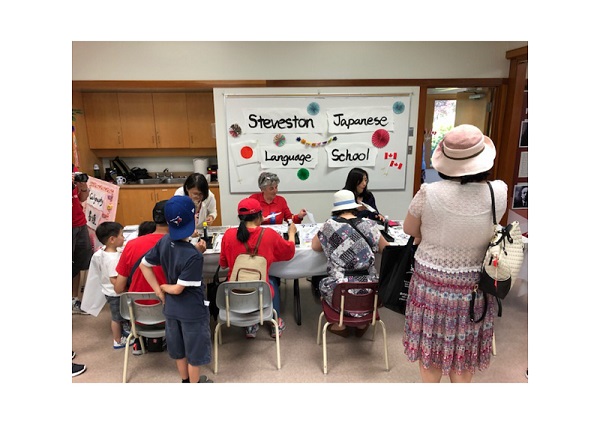 サーモンフェスティバルでの書道体験。©The Steveston Japanese Language School