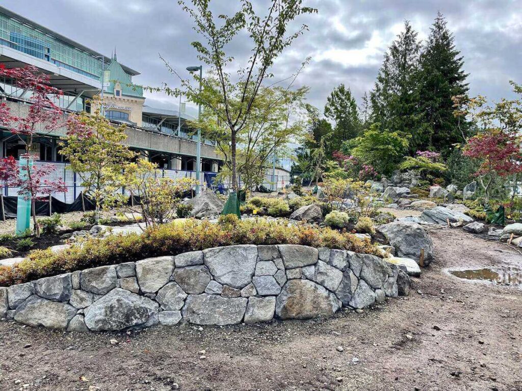 入り口に設置した石垣。Photo courtesy of Vancouver Japanese Gardeners Association