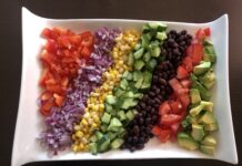 「カラフルサラダのライムとクミンパウダー ドレッシングがけ」 カラフルサラダ。©Kimiko Suzuki