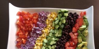 「カラフルサラダのライムとクミンパウダー ドレッシングがけ」 カラフルサラダ。©Kimiko Suzuki