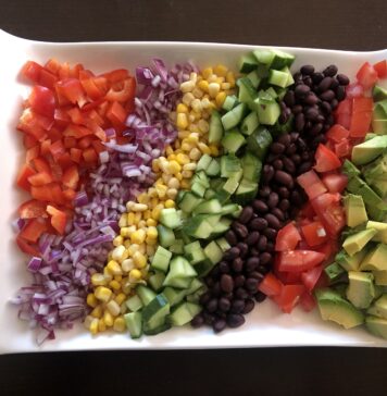 「カラフルサラダのライムとクミンパウダー ドレッシングがけ」 カラフルサラダ。©Kimiko Suzuki