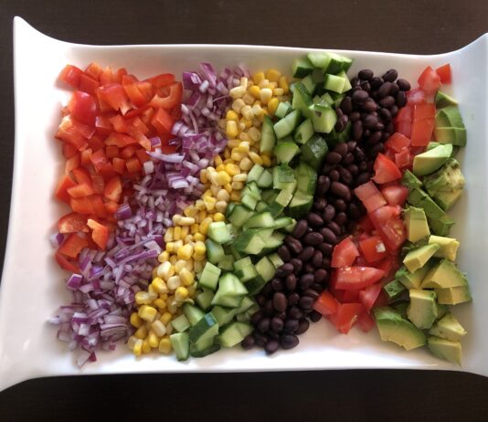 「カラフルサラダのライムとクミンパウダー ドレッシングがけ」 カラフルサラダ。©Kimiko Suzuki