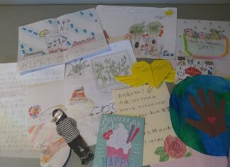 シニアとボランティアがココロを交わす、隣組の「手紙プロジェクト」 ボランティアから届いた手紙を隣組で確認してから、シニアに送る。Photo courtesy of Tonarigumi