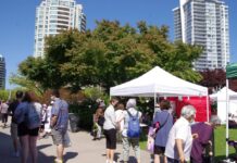 日系ファーマーズマーケット、7/25は浴衣の着付デモ、かき氷も(更新) 青空の下、開催された日系ファーマーズマーケット。©The Vancouver Shinpo