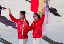 カナダ代表ヒラヤマ選手、旗手として東京五輪開会式で入場行進 東京五輪開会式で旗手として入場行進するヒラヤマ選手(左)。7月23日(日本時間)。Photo courtesy of Canadian Olympic Committee