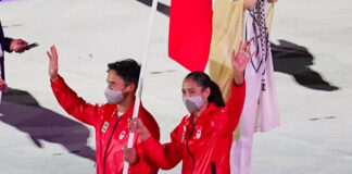 カナダ代表ヒラヤマ選手、旗手として東京五輪開会式で入場行進 東京五輪開会式で旗手として入場行進するヒラヤマ選手(左)。7月23日(日本時間)。Photo courtesy of Canadian Olympic Committee