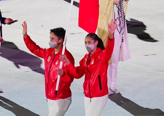 東京五輪開会式で旗手として入場行進するヒラヤマ選手（左）。7月23日（日本時間）。Photo courtesy of Canadian Olympic Committee