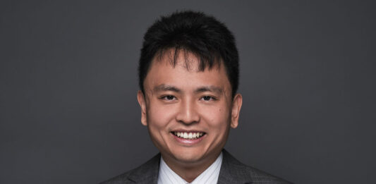 隣組セミナー 「日本人弁護士による法律セミナー:カナダで弁護士を雇う前に知るべき3つのポイント」 ICBC関連が専門の楠原良治弁護士。Photo courtesy of Ryan Kusuhara