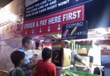 リッチモンドナイトマーケット9月19日まで延長 子どもたちに特に人気のトルネードポテト。Photo by Keiko Nishikawa