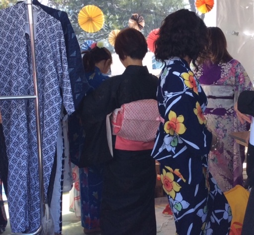 桜フェスティバルで着付け。Photo courtesy of The Steveston Japanese Language School